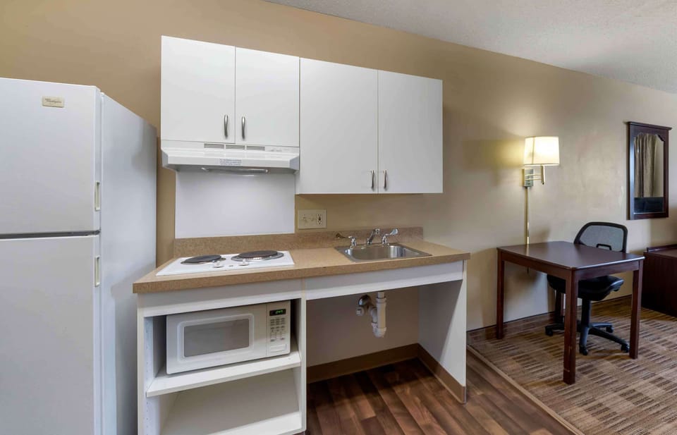 Studio, 1 Queen Bed, Accessible, Non Smoking | Desk, iron/ironing board, free WiFi, bed sheets