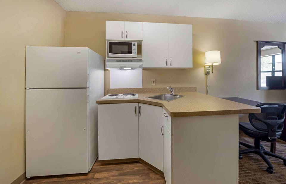 Studio, 1 Queen Bed, Non Smoking | Desk, iron/ironing board, free WiFi, bed sheets