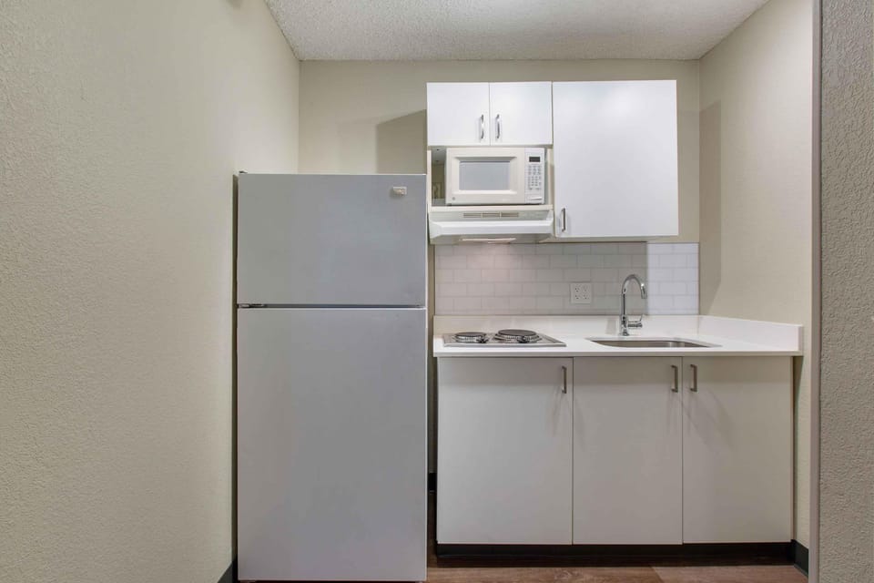 Full-size fridge, microwave, stovetop, coffee/tea maker