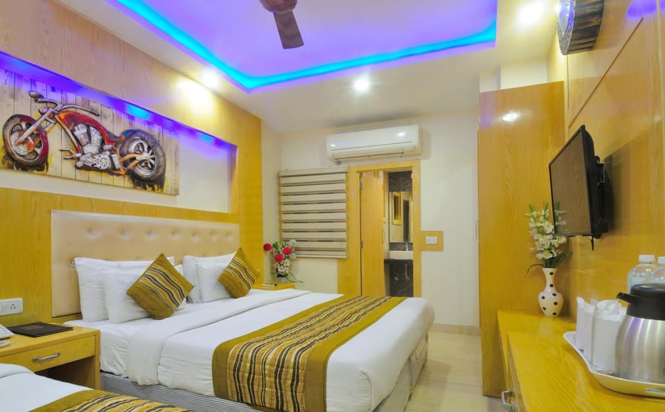 Minibar, desk, WiFi (free), bed sheets