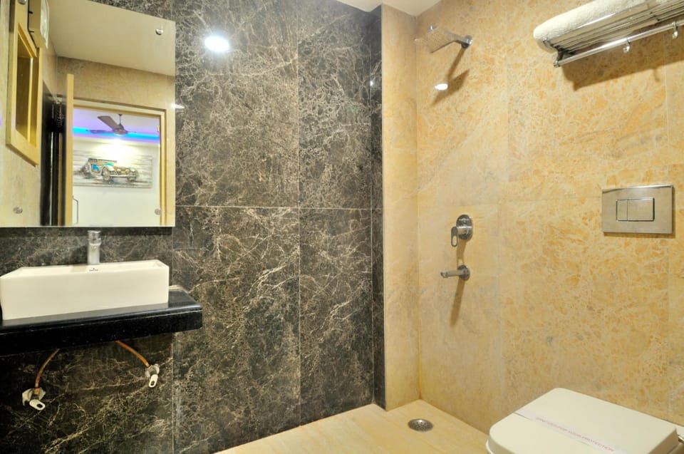 Deluxe Triple Room | Bathroom | Shower, free toiletries, towels, soap
