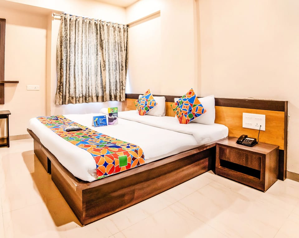 Deluxe Room | Premium bedding, in-room safe, desk, bed sheets