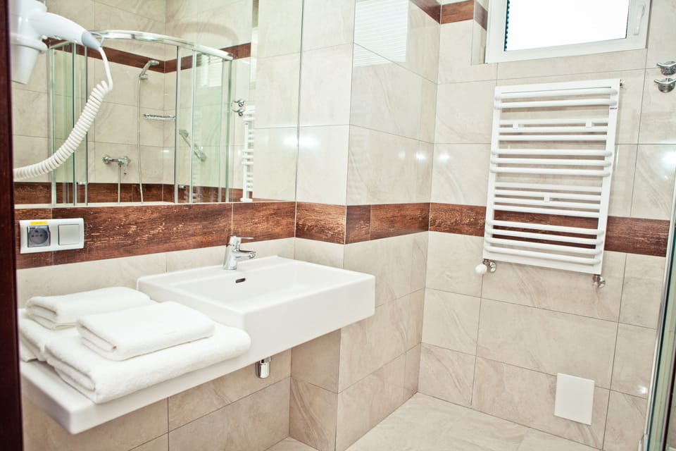 Comfort Double Room | Bathroom | Shower, free toiletries, hair dryer, heated floors