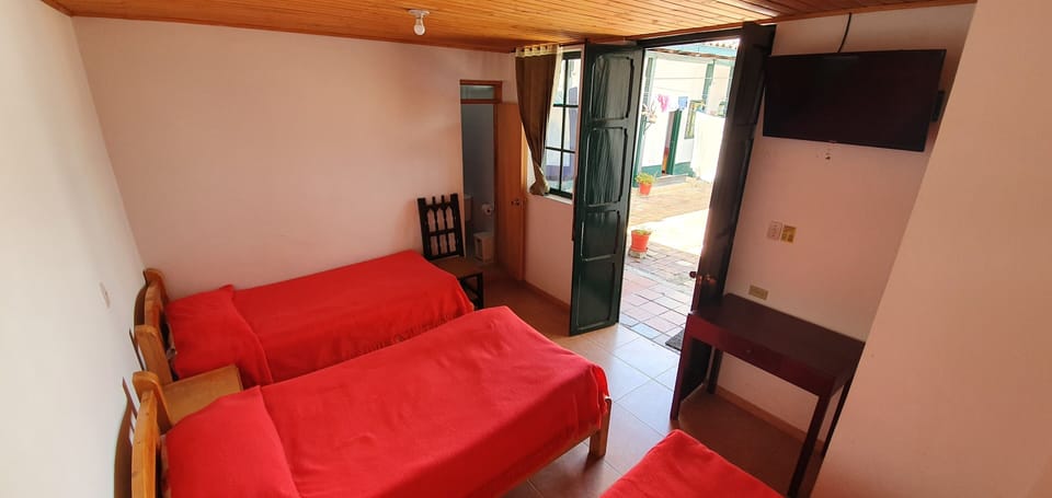 Triple Room | Desk, laptop workspace, free WiFi, bed sheets