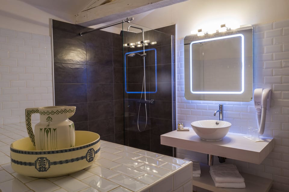 Superior Double Room | Bathroom | Free toiletries, hair dryer, towels
