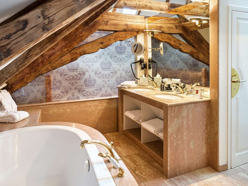 Combined shower/tub, eco-friendly toiletries, hair dryer, towels