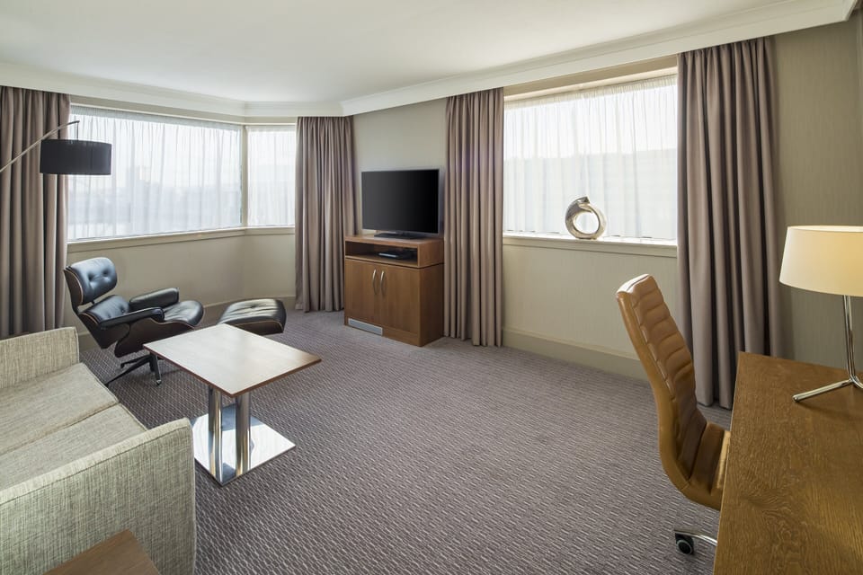 Hypo-allergenic bedding, minibar, in-room safe, desk