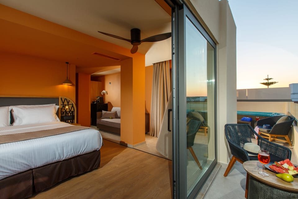 Superior Deluxe Suite Sea View Jacuzzi | Hypo-allergenic bedding available, in-room safe, soundproofing