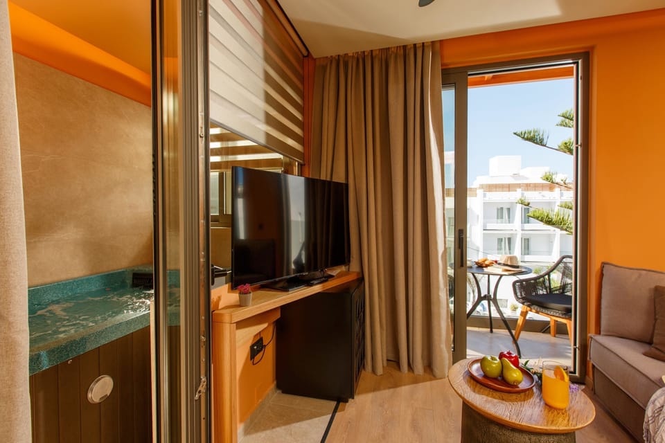 Wellness Jacuzzi Suite | Living area | Flat-screen TV