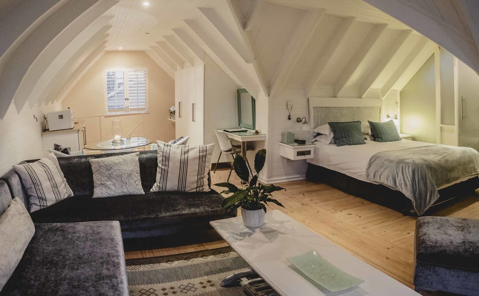 Studio Suite, 1 Queen Bed, Partial Ocean View, Beachfront | Egyptian cotton sheets, premium bedding, Tempur-Pedic beds, minibar