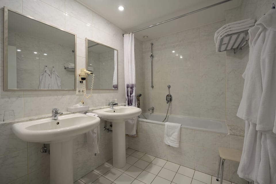 Junior Suite | Bathroom | Hair dryer, towels, soap, shampoo