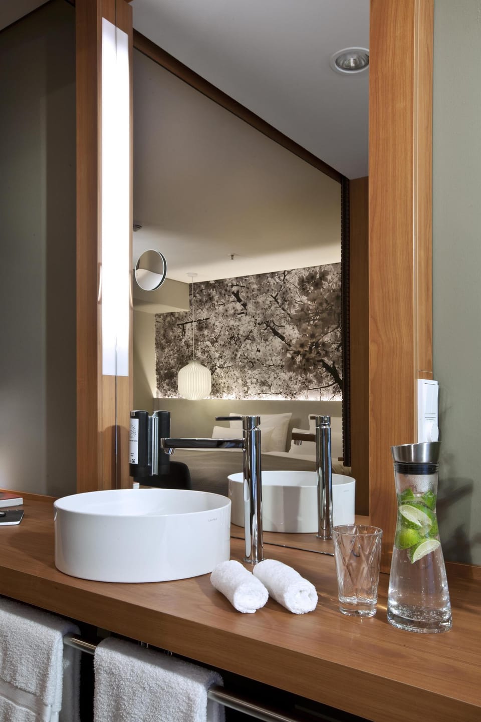 Shower, rainfall showerhead, free toiletries, hair dryer