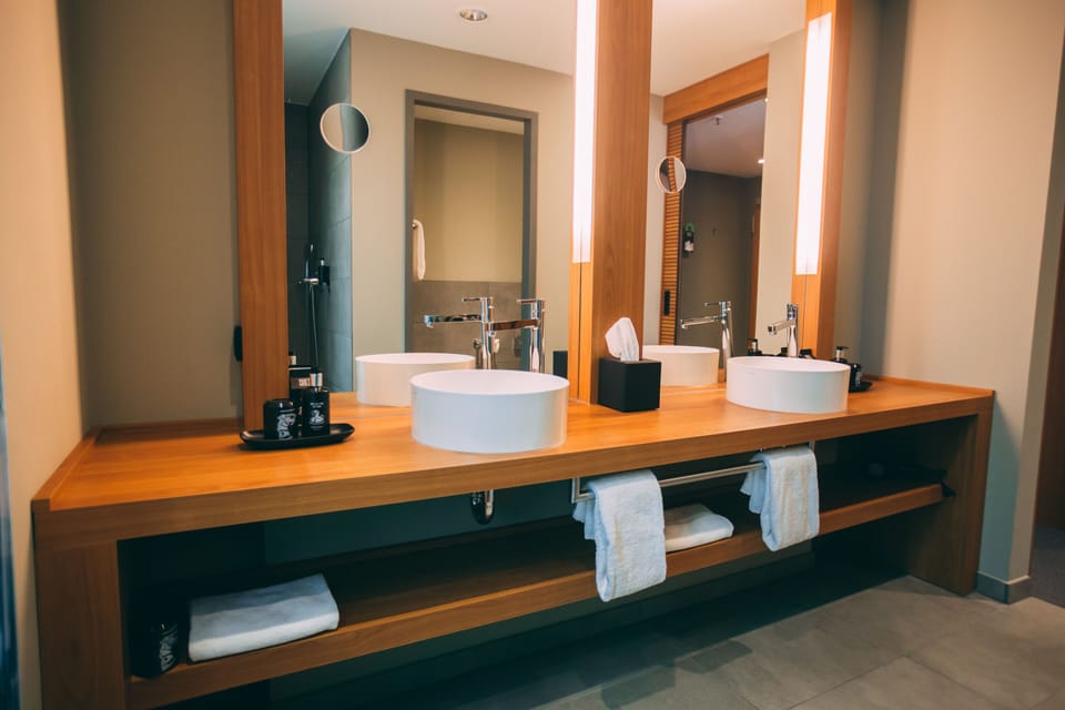 Shower, rainfall showerhead, free toiletries, hair dryer