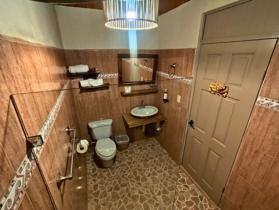 Shower, rainfall showerhead, free toiletries, hair dryer