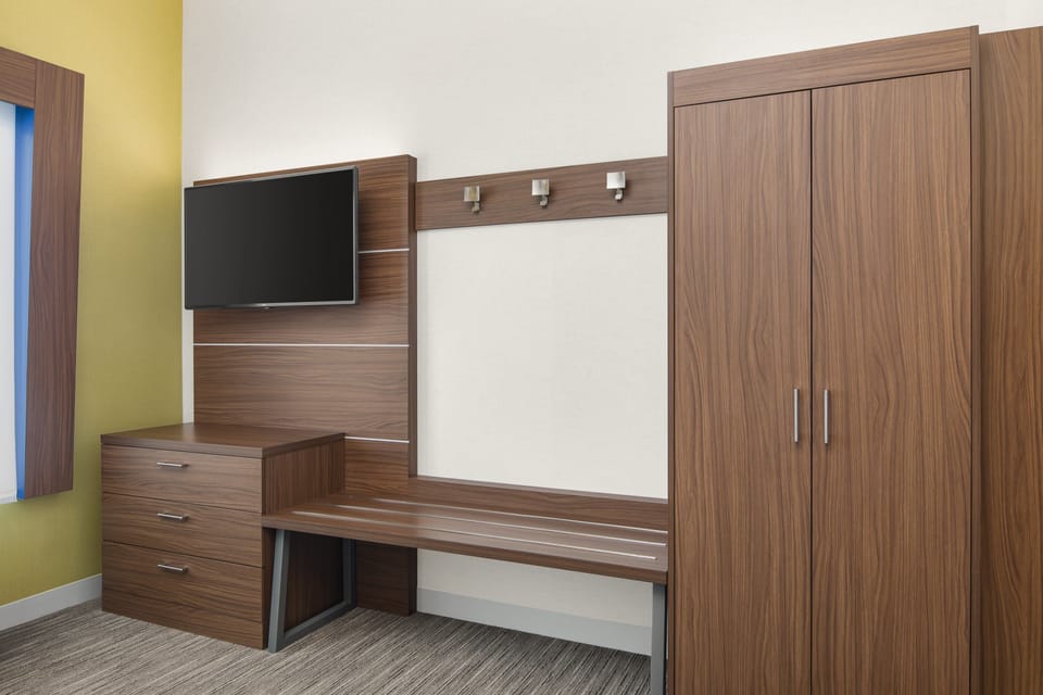 Suite, 1 King Bed | Premium bedding, in-room safe, desk, blackout drapes