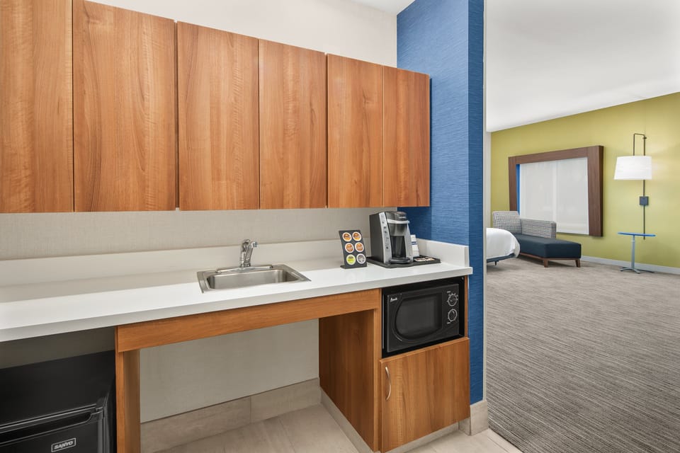 Premium bedding, in-room safe, desk, blackout drapes
