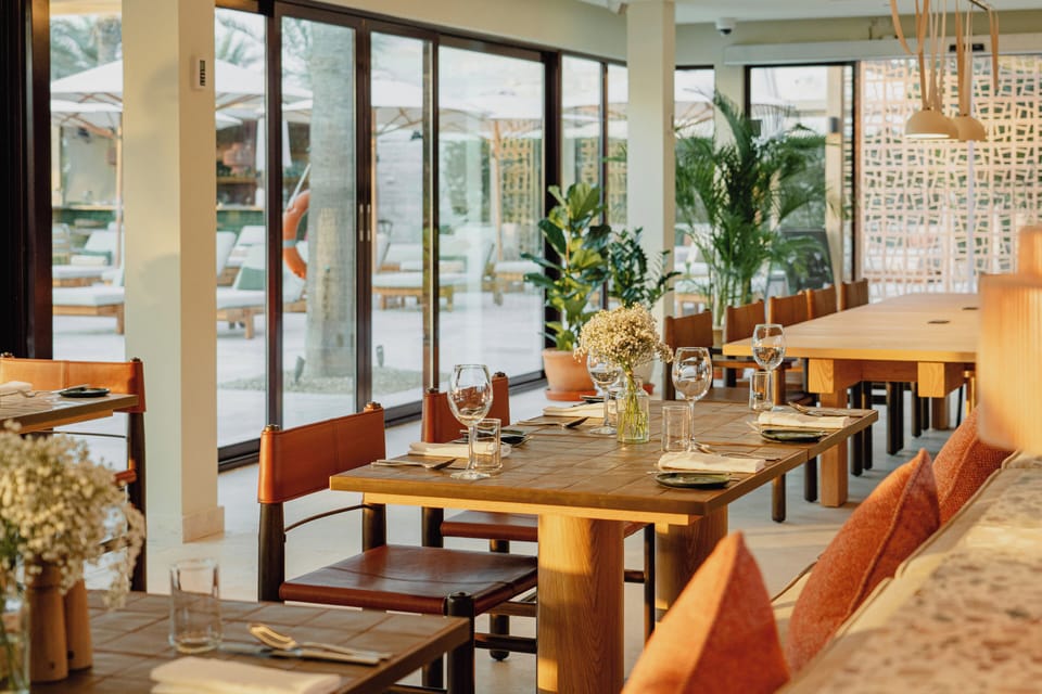 3 restaurants; breakfast, lunch, and dinner served