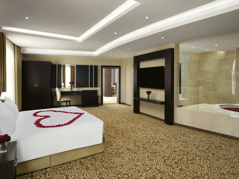 Suite, 1 King Bed | Minibar, in-room safe, desk, blackout drapes
