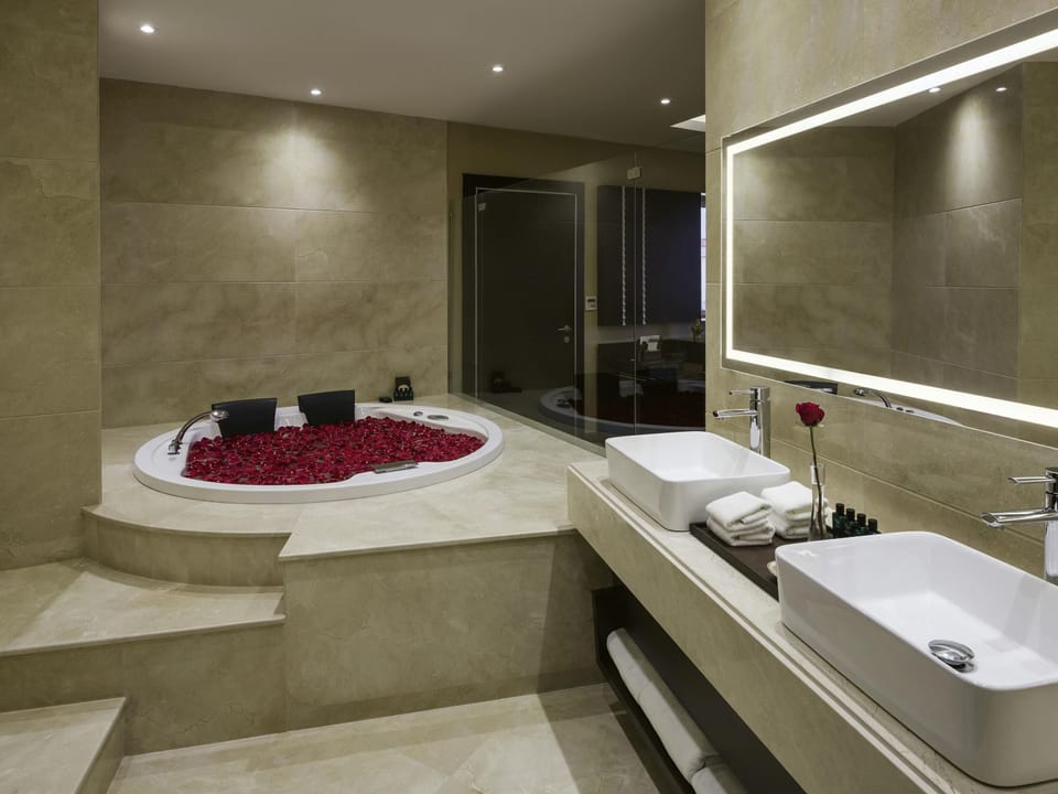 Suite, 1 King Bed | Minibar, in-room safe, desk, blackout drapes