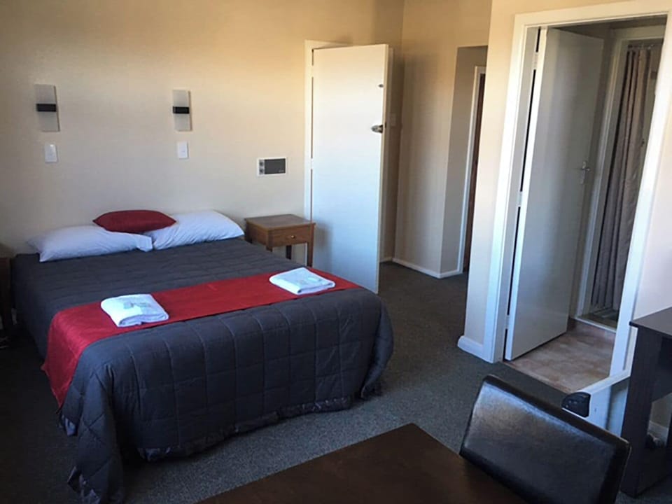 Standard Queen Room | Desk, blackout drapes, iron/ironing board, free WiFi