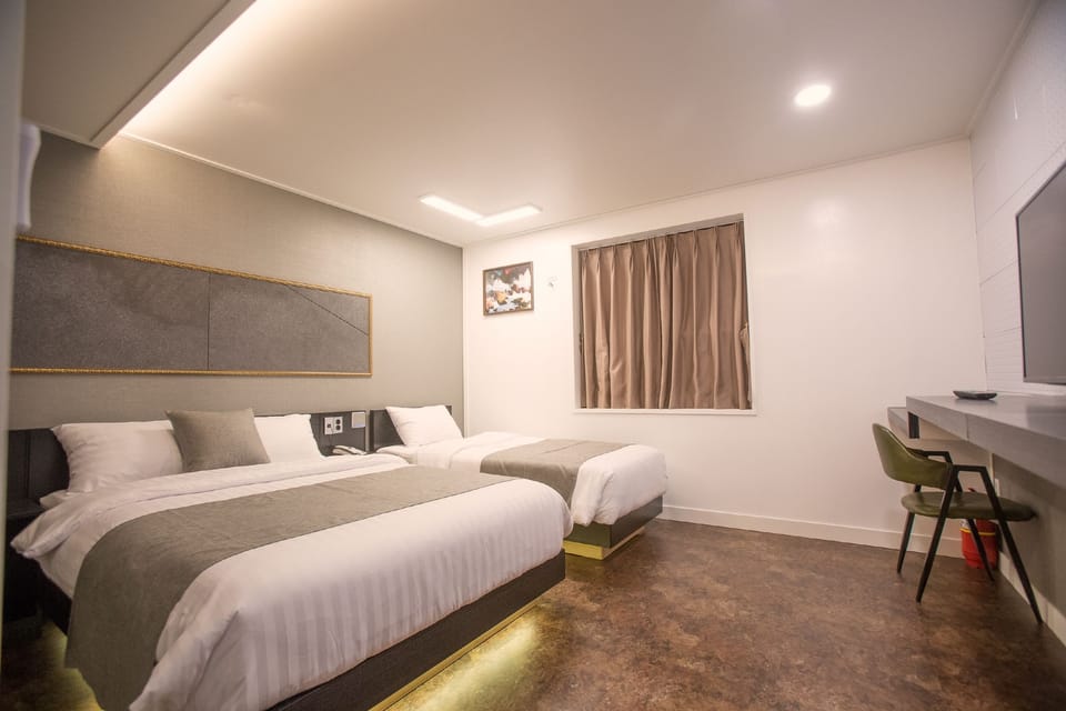 Deluxe Twin Room | Desk, blackout drapes, soundproofing, free WiFi