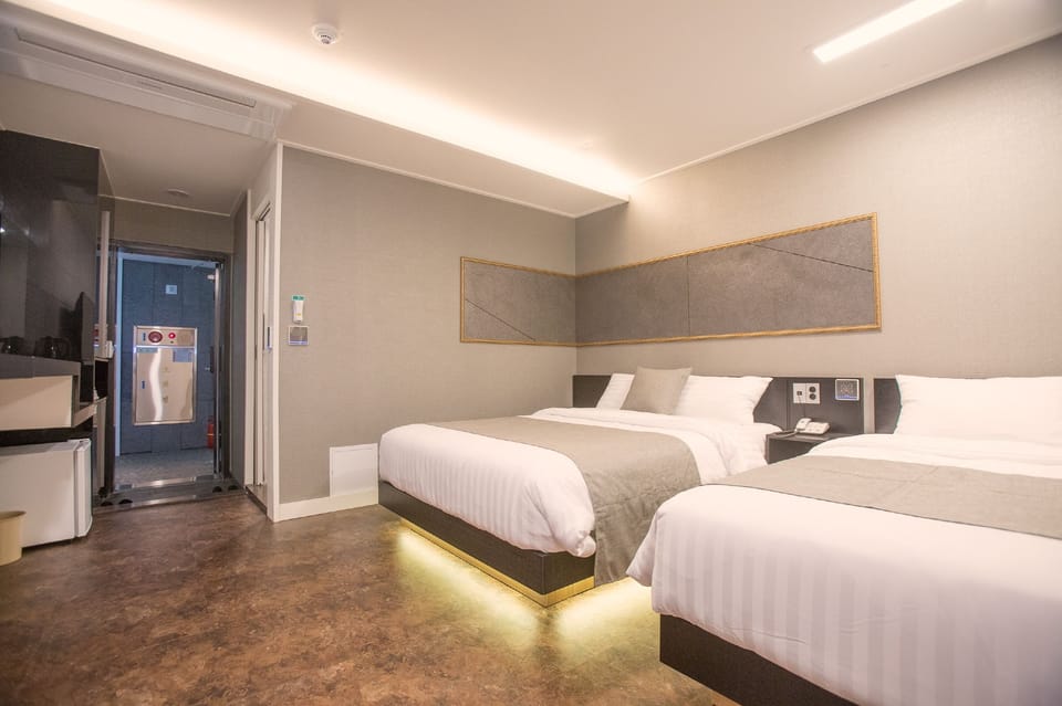 Deluxe Twin Room | Desk, blackout drapes, soundproofing, free WiFi