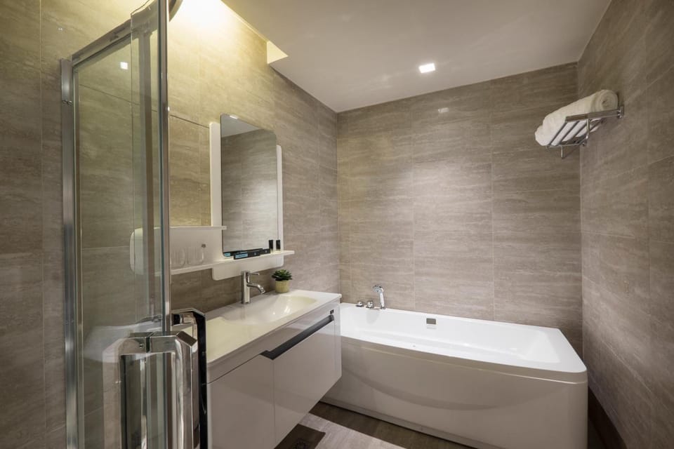 Rainfall showerhead, free toiletries, hair dryer, bidet