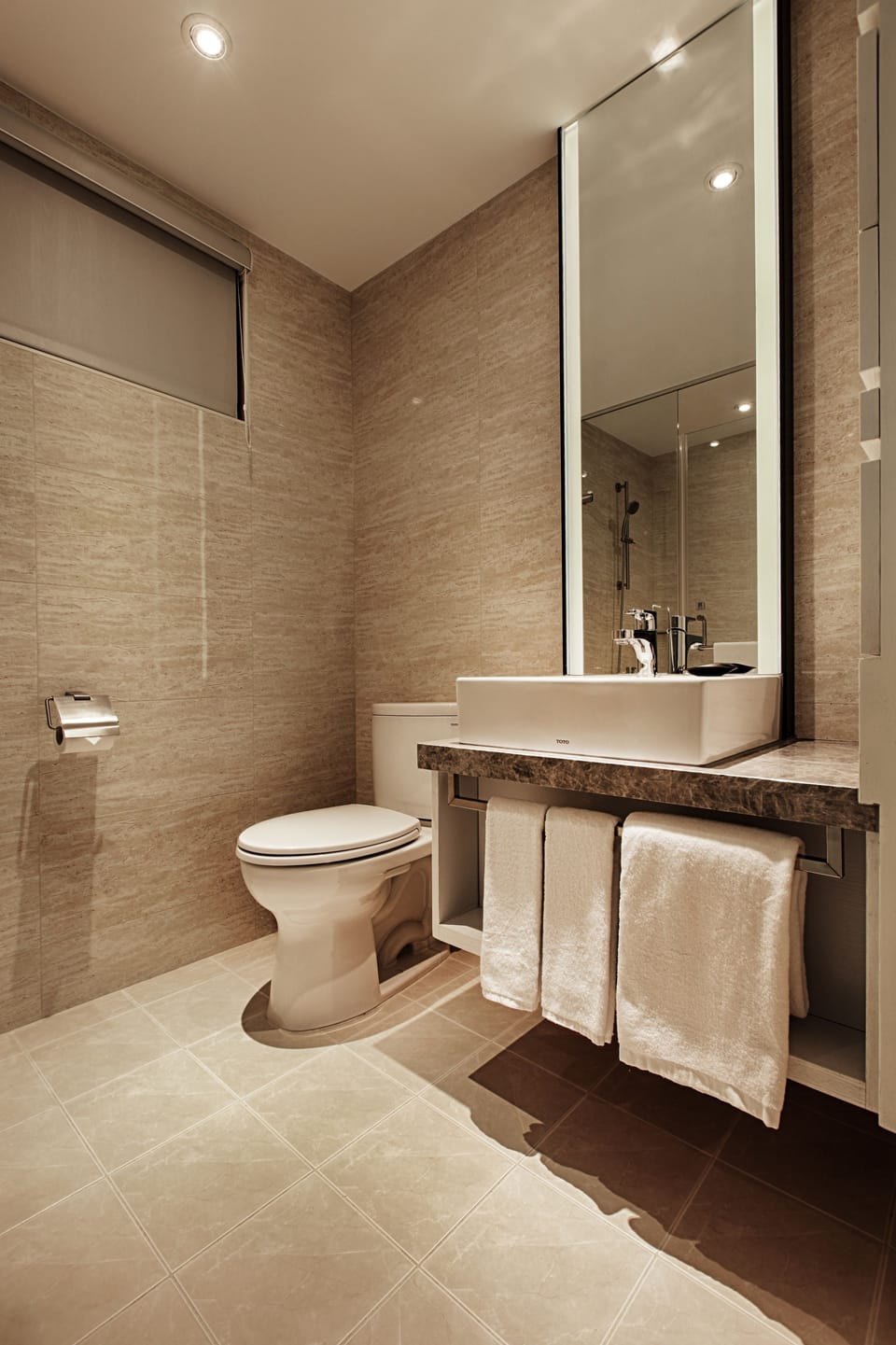 Shower, hair dryer, towels, shampoo