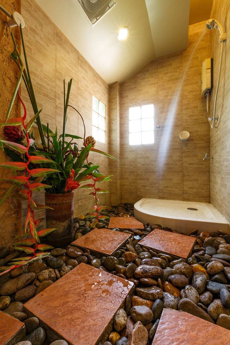 Junior Suite | Bathroom | Shower, free toiletries, hair dryer, towels
