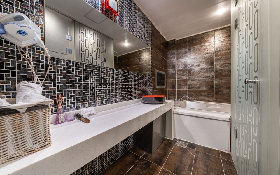 Suite | Bathroom | Shower, free toiletries, hair dryer, towels