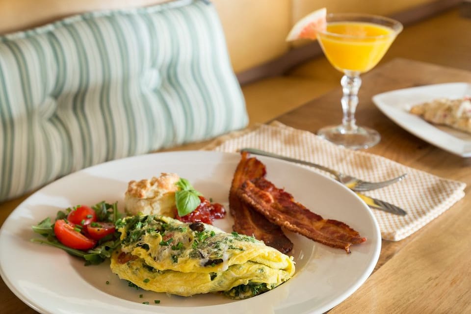 Lunch and dinner served, American cuisine