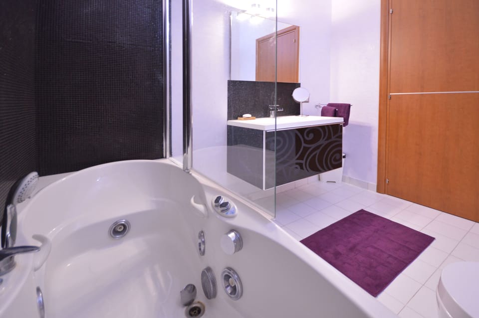 Superior Suite, Sea View | Bathroom | Free toiletries, hair dryer, bathrobes, slippers