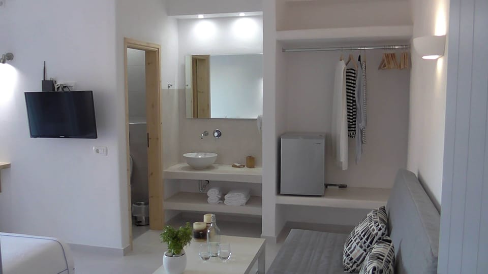 Double or Twin Room, Garden View | In-room safe, desk, laptop workspace, soundproofing