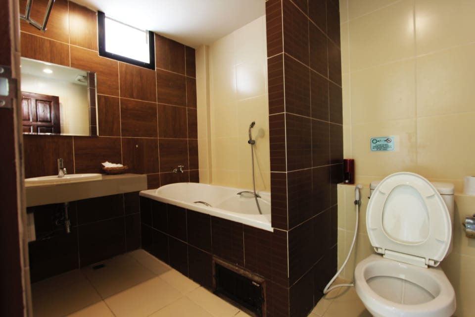 Deluxe Room | Bathroom | Free toiletries, towels
