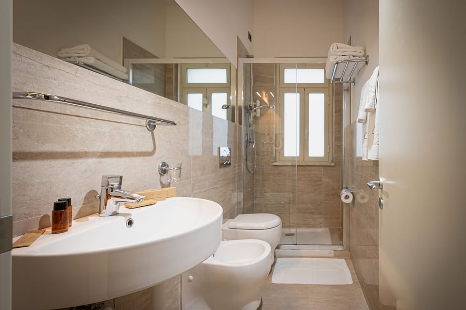 Standard Room | Bathroom | Shower, free toiletries, hair dryer, bidet