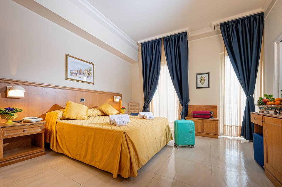 Standard Room | Minibar, in-room safe, desk, soundproofing