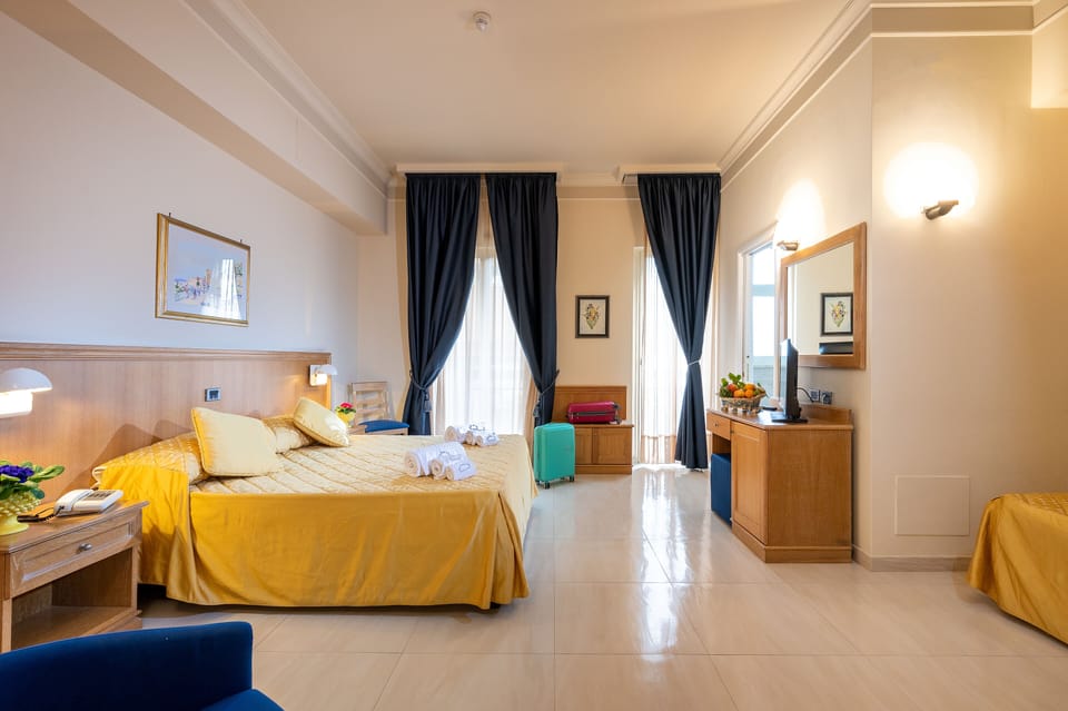 Standard Room | Minibar, in-room safe, desk, soundproofing