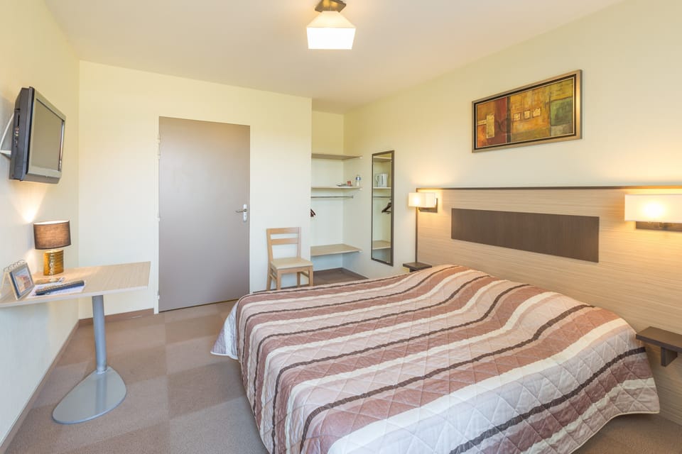 Classic Double Room, Accessible, Garden Area | Premium bedding, desk, soundproofing, iron/ironing board