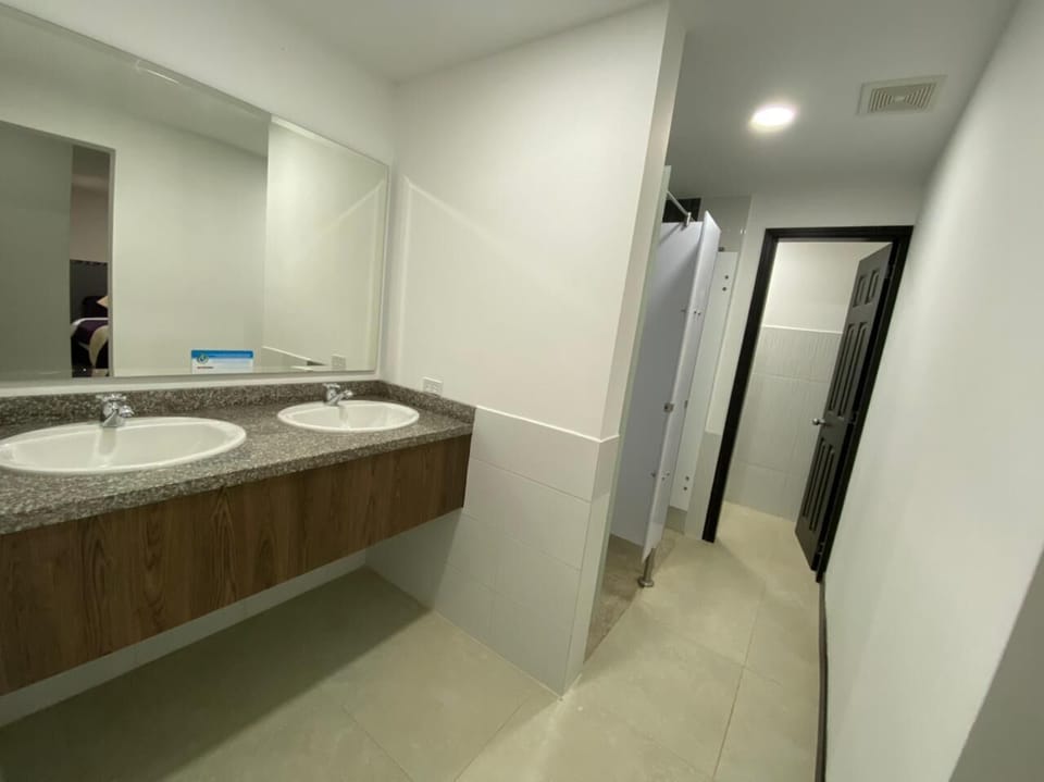 Elite Room, 1 King Bed | Bathroom | Shower, towels
