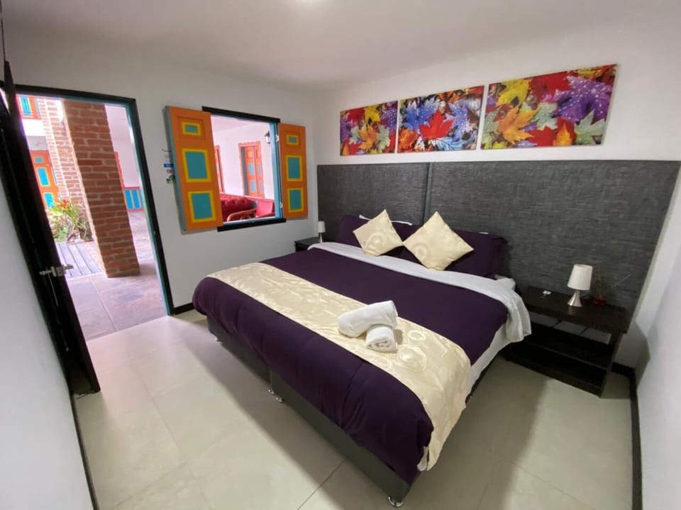 Deluxe Room, 1 King Bed | Premium bedding, in-room safe, free WiFi, bed sheets
