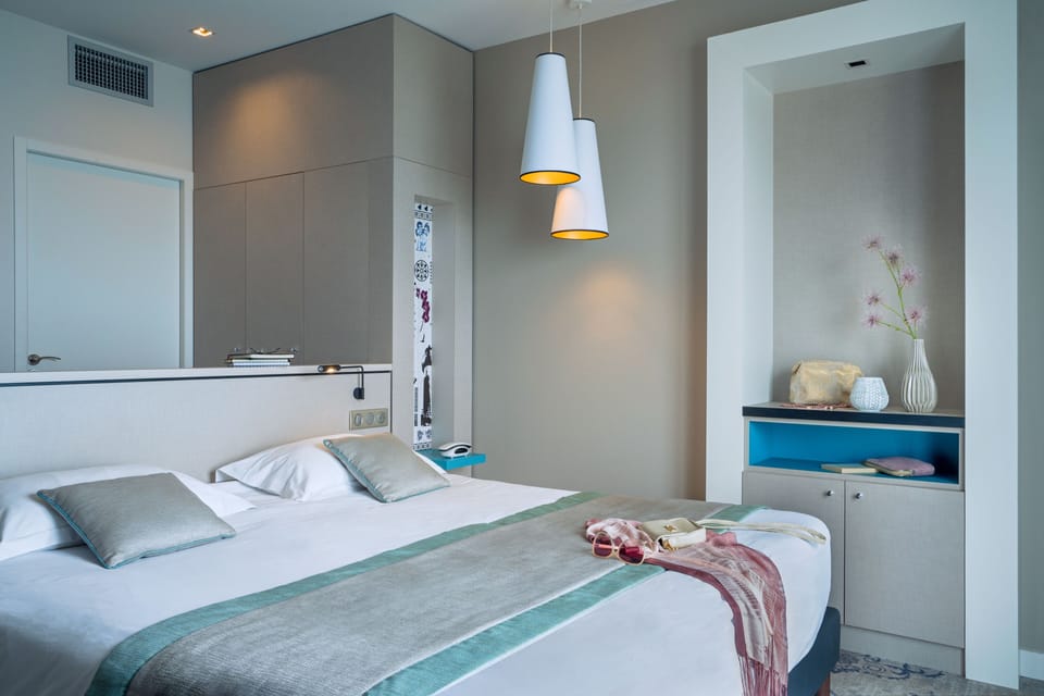 Premium bedding, in-room safe, desk, laptop workspace