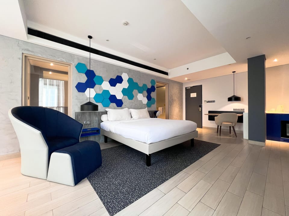 Junior Suite, 1 Queen Bed | In-room safe, desk, rollaway beds (surcharge), WiFi (free)