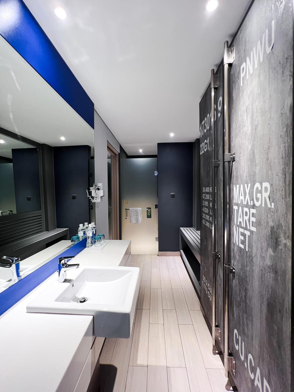 Junior Suite, 1 Queen Bed | In-room safe, desk, rollaway beds (surcharge), WiFi (free)