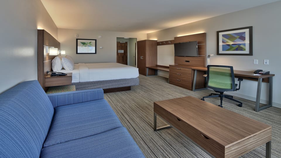 Pillowtop beds, in-room safe, desk, blackout drapes