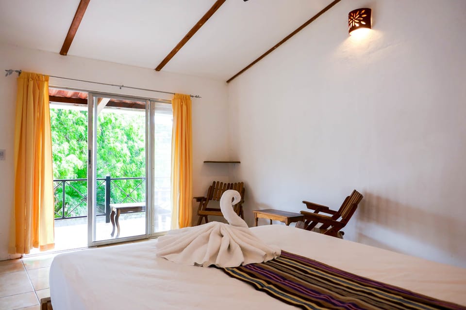 Deluxe Room, 1 Queen Bed | Desk, WiFi (free), bed sheets