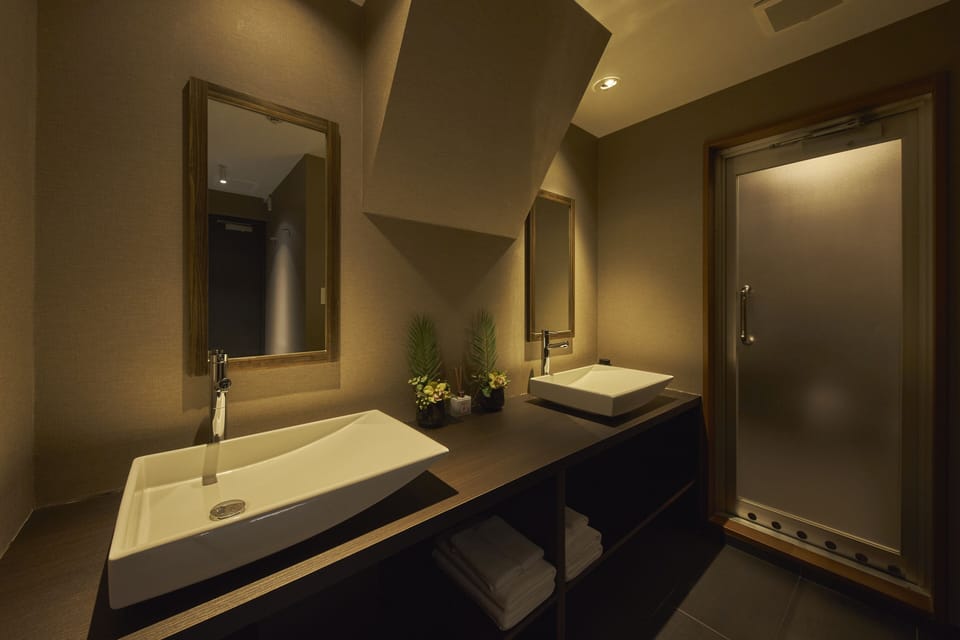 Deluxe Room, 1 Queen Bed, Non Smoking, Private Bathroom | In-room safe, individually decorated, individually furnished, desk