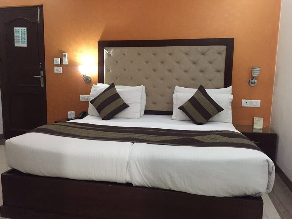 Maharani Deluxe Room  | Premium bedding, in-room safe, desk, iron/ironing board