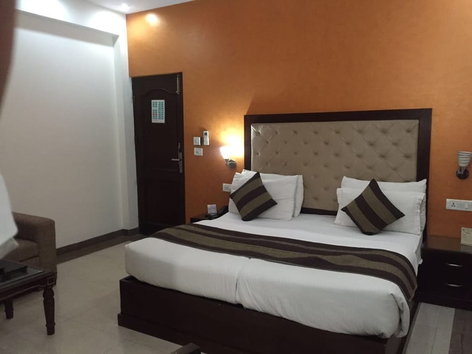 Maharani Super Deluxe Room  | Premium bedding, in-room safe, desk, iron/ironing board