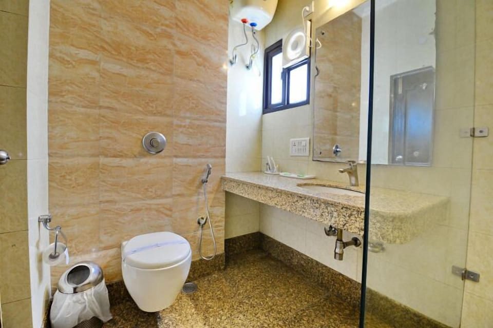 Deluxe Double Room | Bathroom | Shower, free toiletries, hair dryer, bathrobes
