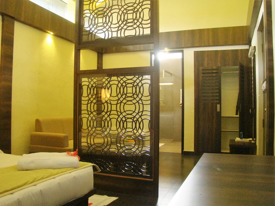 Premium Studio, 1 King Bed, Balcony, Mountain View | Premium bedding, minibar, in-room safe, desk